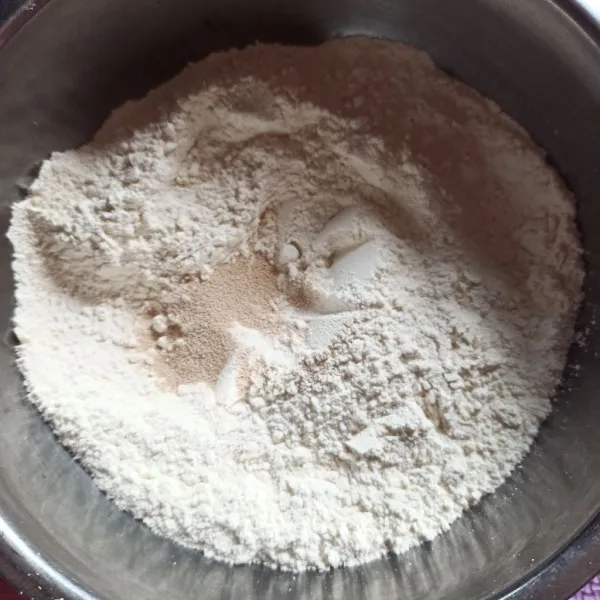 Campur tepung terigu, ragi instan, baking powder, gula pasir, susu bubuk