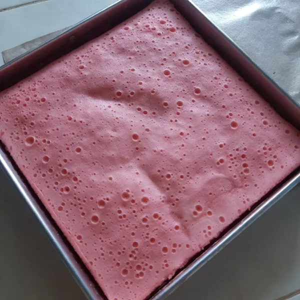 Tunggu dingin, olesi dengan butter cream, beri parutan keju dan irisan buah strawberry.
