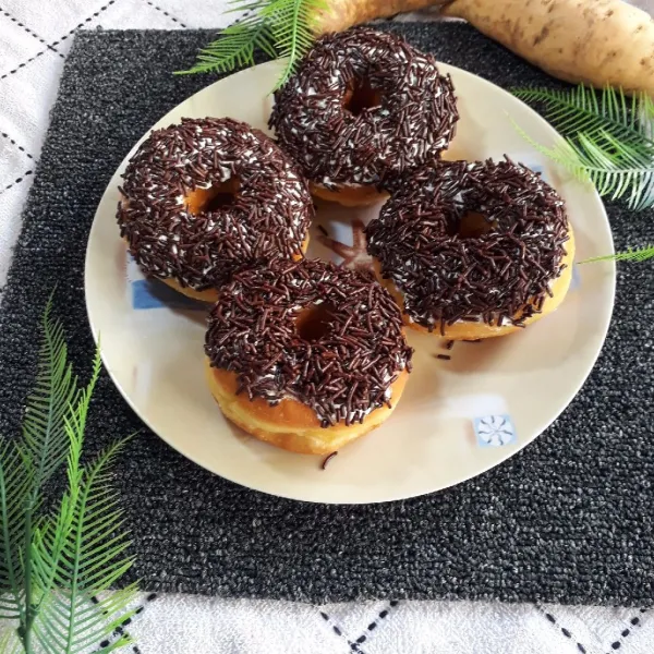 Setelah dingin olesi dengan butter cream dan taburi meses.