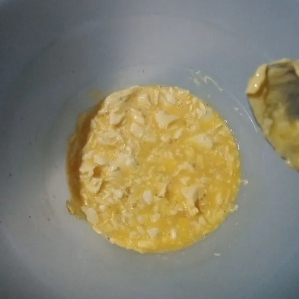 Campur mentega dan telur lalu aduk.