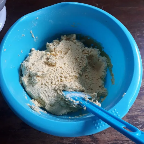 Tambahkan susu dan tepung terigu yang sudah diayak, aduk rata dengan spatula.