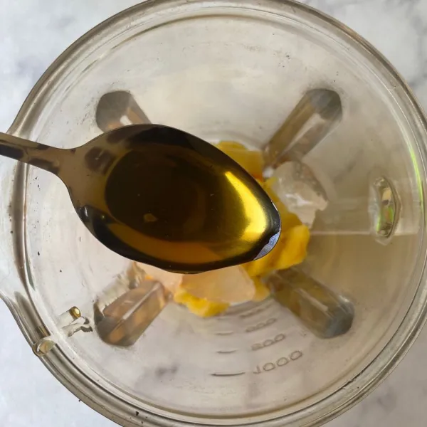 Tambahkan madu ke dalam blender.
