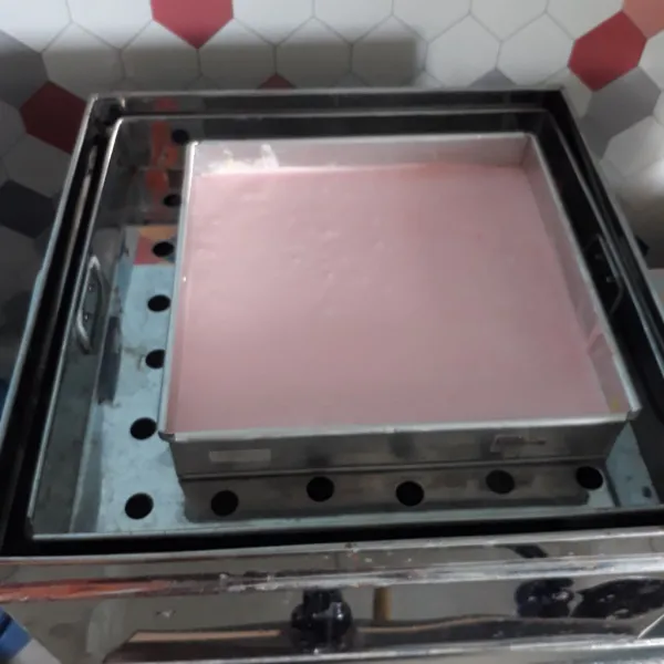 Tuang adonan dalam loyang 22 cm x 22 cm. Kukus hingga matang kurang lebih selama 30 menit.