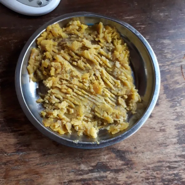 Kukus atau rebus ubi hingga empuk, haluskan dengan garpu.