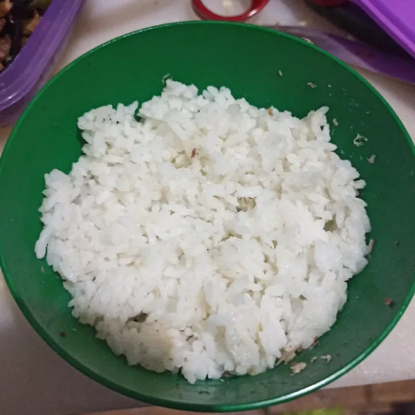 Ambil nasi kemudian tekan-tekan.
