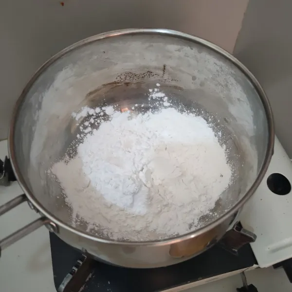 Campurkan tepung beras, tepung tapioka dan garam.