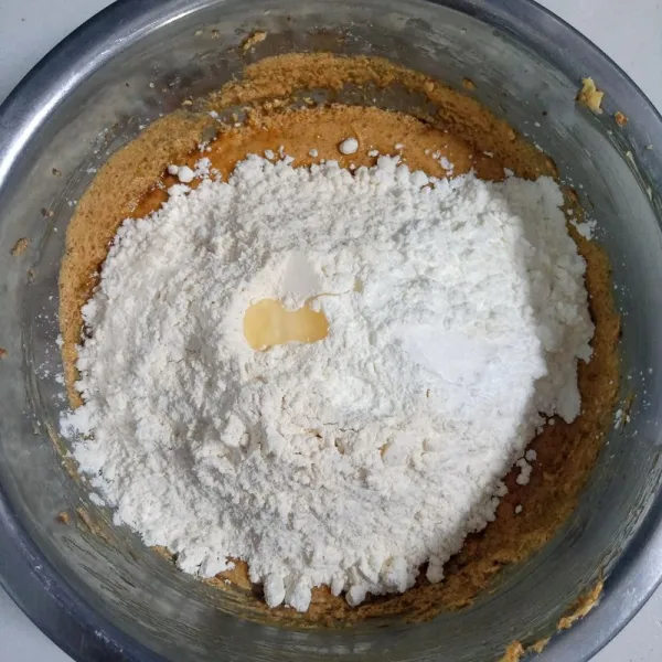 Masukkan tepung protein sedang, tepung maizena, baking powder, baking soda dan vanilla essence. Aduk sampai tercampur rata.