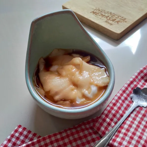 Sajikan bubur sumsum dengan kuah gula aren kelapa muda.