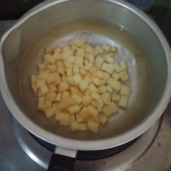 Rebus air, setelah mendidih masukkan kentang, masak hingga kentang agak lunak, angkat, tiriskan.