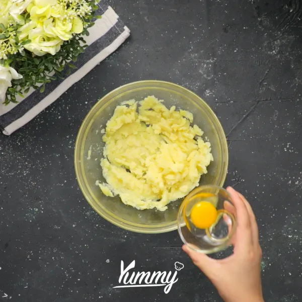 Campurkan telur, mayonnaise, lada, garam, dan kaldu bubuk lalu aduk hingga rata.