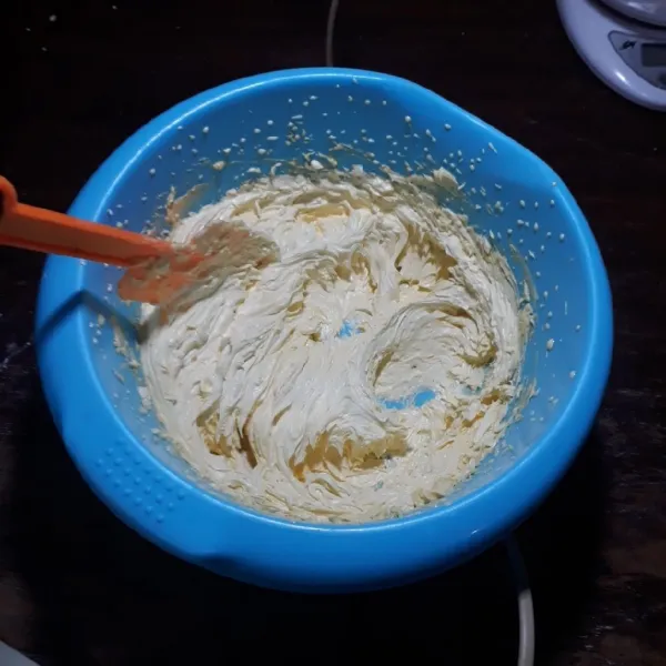 Mixer margarin hingga lembut dan pucat selama 3 menit.