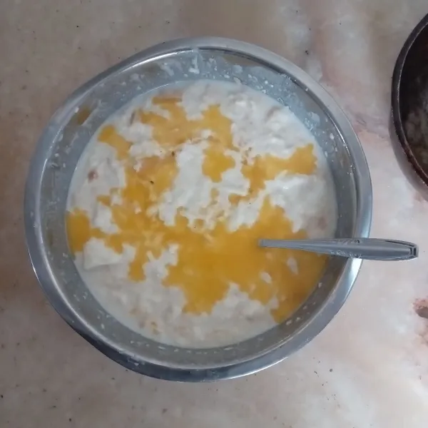 Masukan larutan tepung ke dalam mangkuk, lalu tambahkan mentega cair. Aduk rata.