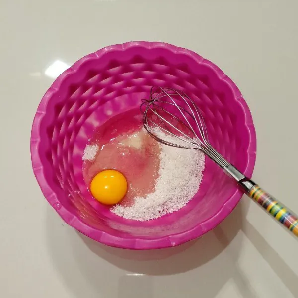 Masukkan telur dan gula pasir ke dalam mangkuk, kocok hingga gula larut.