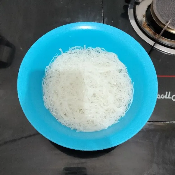 Rendam bihun beras dengan air hingga mengembang. Lalu tiriskan dan potong-potong.