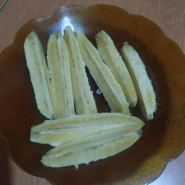 Kupas dan belah pisang, 1 pisang menjadi 4 bagian.