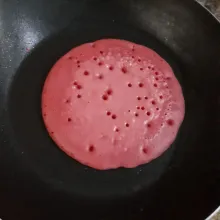 Panaskan pan anti lengket dan tuang adonan lalu masak dengan api kecil hingga matang.