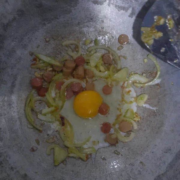 Masukkan telur lalu orak-arik sampai matang.