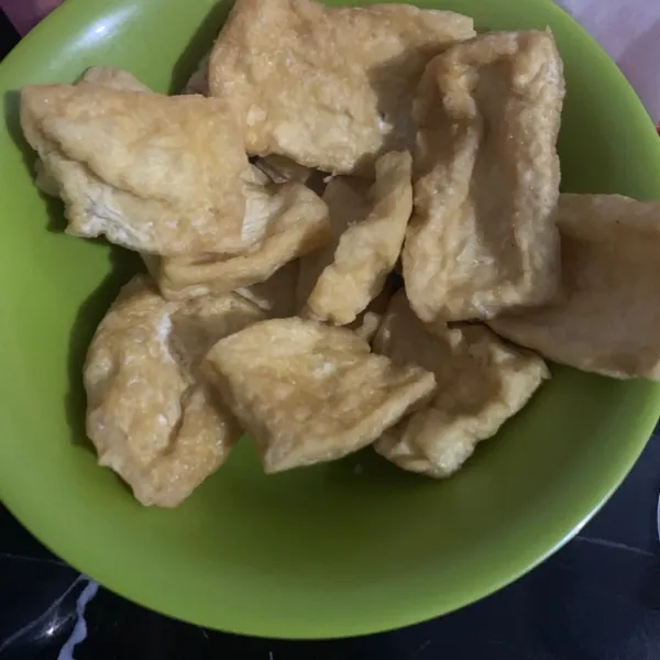 Goreng tahu dan belah bagian tengah.