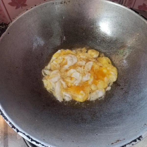 Panaskan minyak goreng secukupnya kemudian masukkan telur, goreng orak-arik hingga matang, setelah matang, angkat dan tiriskan.