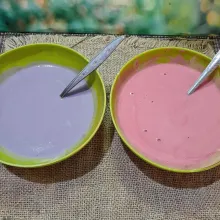 Campur tepung terigu, susu bubuk, telur, garam, vanili, dan air, aduk rata dan saring. Tambahkan pewarna makanan sesuai selera.