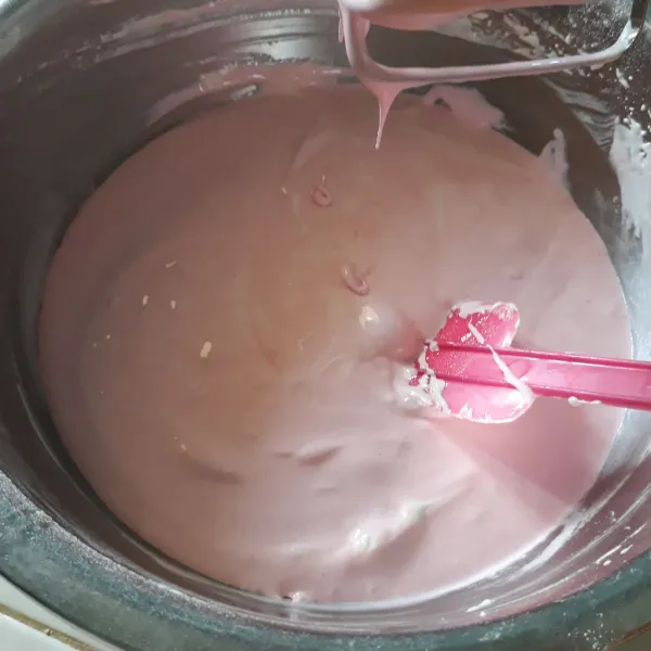Masukkan tepung yang diayak dengan susu bubuk, lalu masukkan juga cokelat yang sudah dicairkan. Tambahkan pasta strawberry, aduk rata.