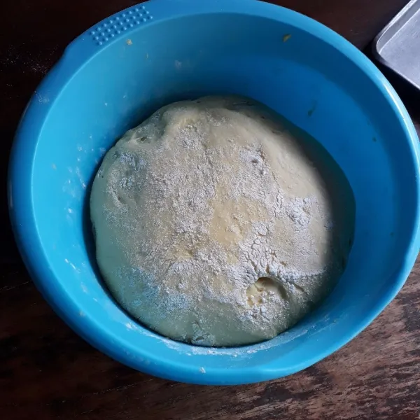 Bulatkan adonan dan taburi tipis tepung terigu, tutup adonan dan istirahatkan selama 45 menit.