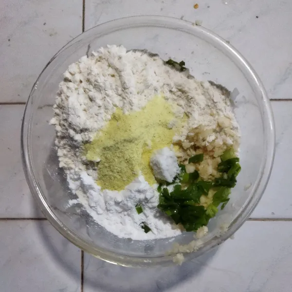 Campurkan tepung sagu, bawang putih, garam, gula pasir, merica dan daun bawang, aduk rata dan sisihkan.