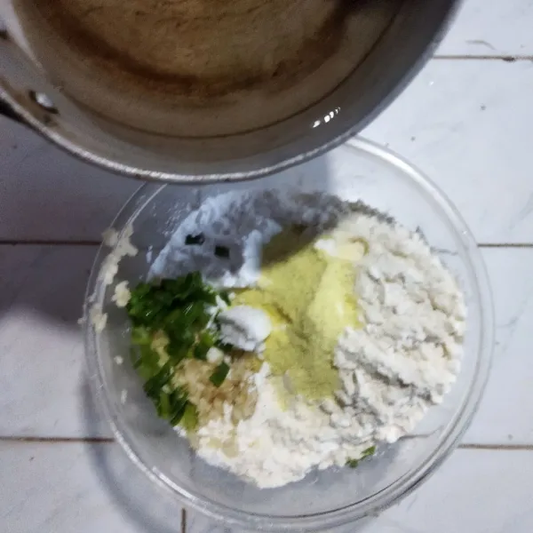 Tuang campuran tepung dengan air panas, aduk rata dan koreksi rasa.