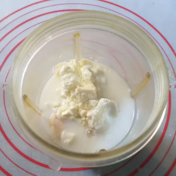 Masukkan potongan pisang, telur, susu bubuk, gula pasir dan susu full cream cair, ke dalam blender lalu proses sampai halus.