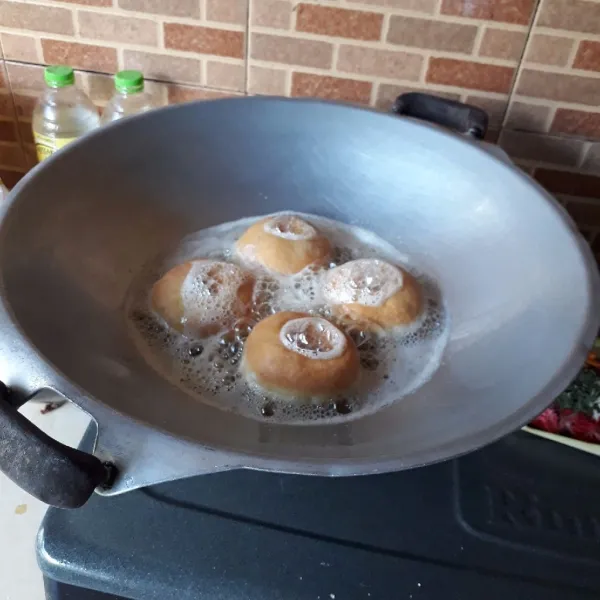 Goreng dalam minyak panas dan banyak, gunakan api kecil, cukup sekali balik saja.