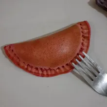 Lipat dua dan tekan pinggiran apam dengan garpu dan sajikan!