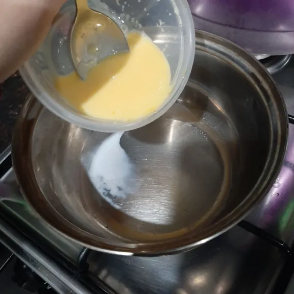 Buat cream isian : campur susu, gula pasir, telur, vanilla ekstrak dan garam. Panaskan sambil diaduk dalam panci hingga mengental, jangan sampai gosong, gunakan api kecil.