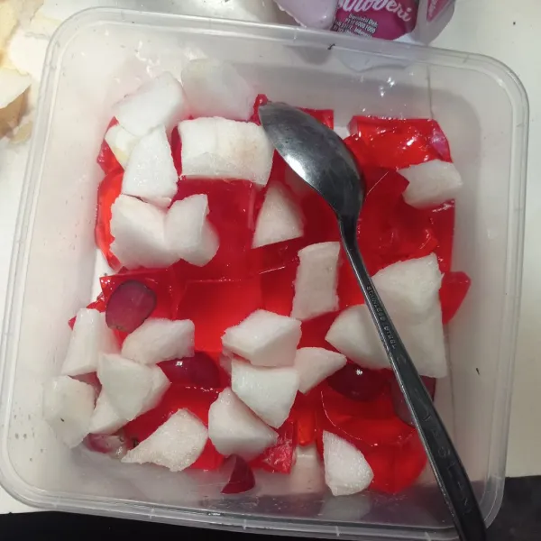 Potong kotak kecil jelly, pir dan anggur, sisihkan.
