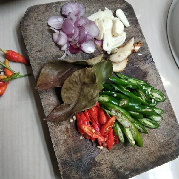 Iris tipis bawang merah, bawang putih, cabe dan lengkuas.