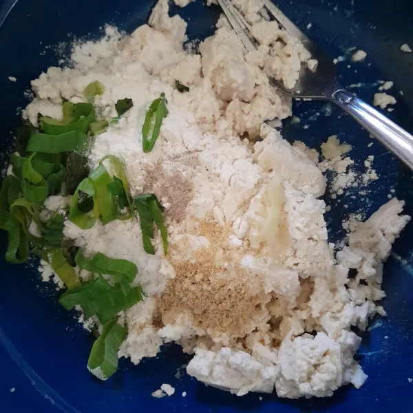 Tambahkan bawang putih, merica, garam, kaldu bubuk dan daun bawang, aduk sampai rata.