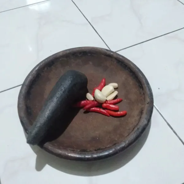 Siapkan bumbu, haluskan cabai rawit dan bawang putih.