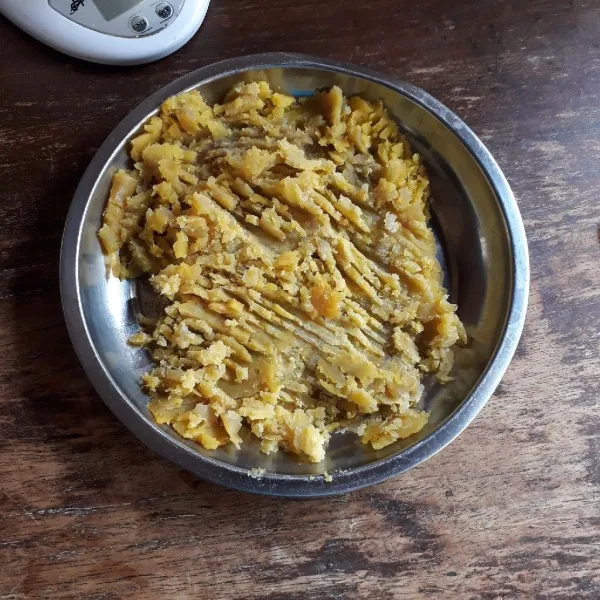 Rebus ubi hingga empuk, haluskan dengan garpu, sisihkan hingga dingin.