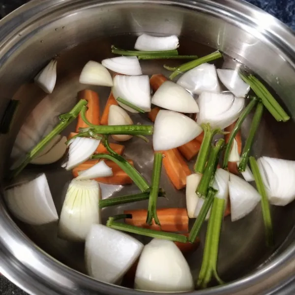 Dalam panci masukkan 2 liter air. Lalu masukkan seledri, bawang bombay, bawang putih dan wortel.