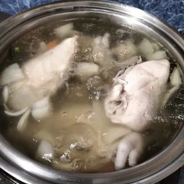 Setelah mendidih, masukkan ayam lalu rebus selama 30 menit.