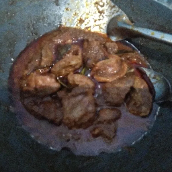 Tambahkan garam dan gula pasir, cek rasanya. Matikan kompor setelah bumbu meresap.