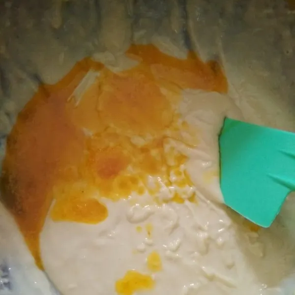 Tambahkan margarin cair, aduk balik dengan spatula.