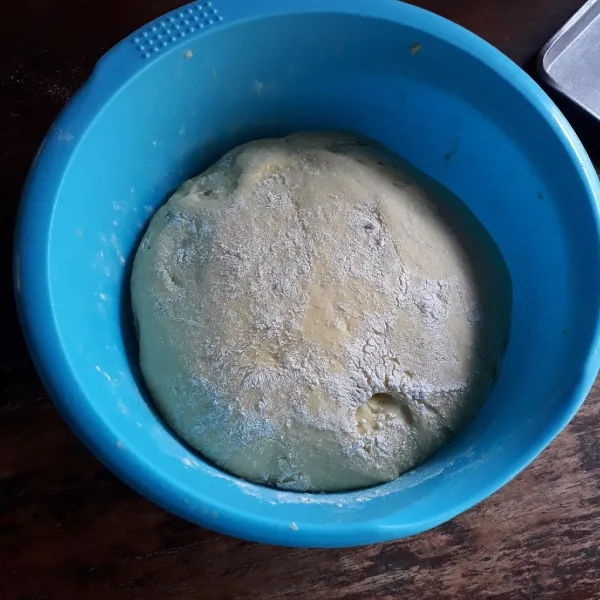 Bulatkan adonan dan taburi tipis tepung terigu. Tutup dan istirahatkan selama 45 menit.