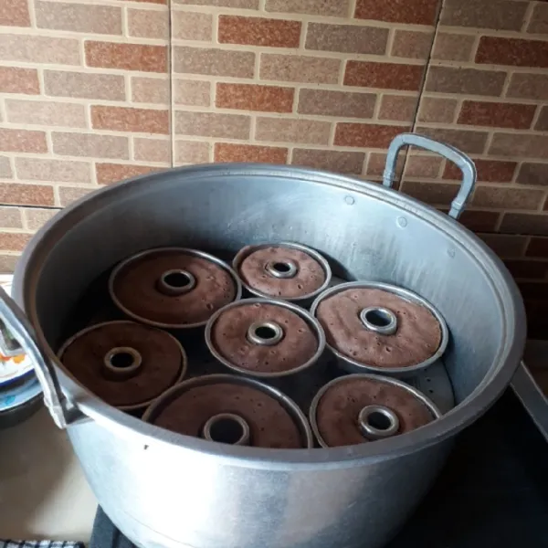 Kukus dengan api besar selama 10 menit, angkat dan sajikan.