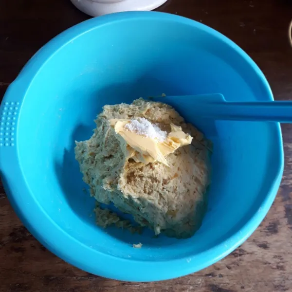 Campurkan ubi, tepung terigu, ragi, susu, gula pasir, telur dan air, uleni hingga rata. Tambahkan margarin dan garam, uleni dengan mixer spiral hingga kalis selama 15 menit.