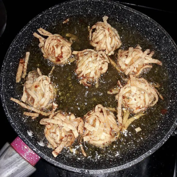 Panaskan minyak goreng. Goreng ayam udang rambutan dengan api sedang cenderung kecil agar matang sampai dalam. Goreng sampai kuning keemasan. Jika mau dijadikan frozen food, bisa digoreng setengah matang, kemudian simpan dalam freezer. Setelah matang bisa disajikan dengan saus favorit.