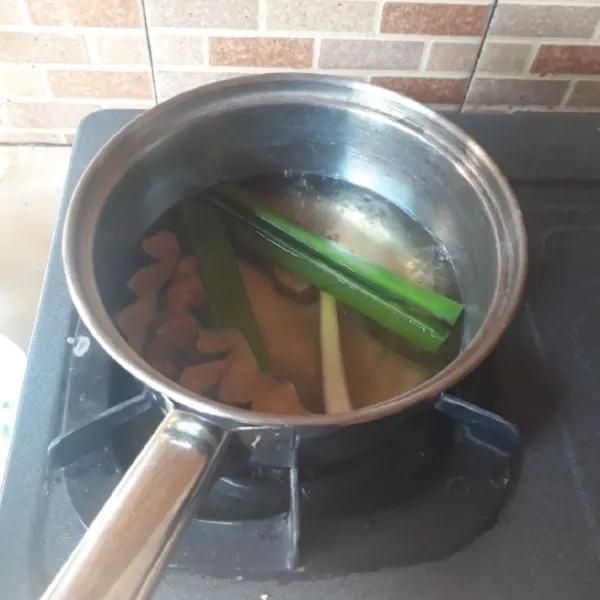 Masukkan gula pasir dan garam, masak dengan api kecil hingga gula larut.