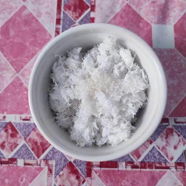 Campur semua bahan topping, aduk rata.