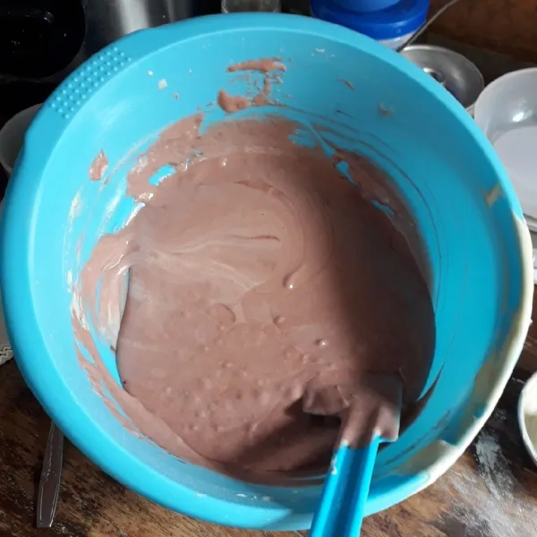 Ambil 2 sendok makan adonan, biarkan tetap putih. Sisa adonan tambahkan pasta cokelat, aduk rata.