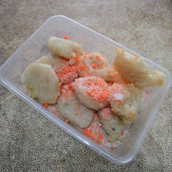 Setelah cireng cukup hangat masukkan ke dalam wadah, beri bumbu tabur rasa keju, kocok sampai tercampur rata. Sajikan.