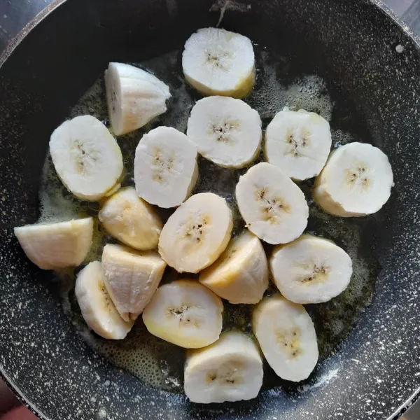 Masukkan potongan pisang, panggang hingga pisang kekuningan. Angkat dan sisihkan terlebih dahulu.